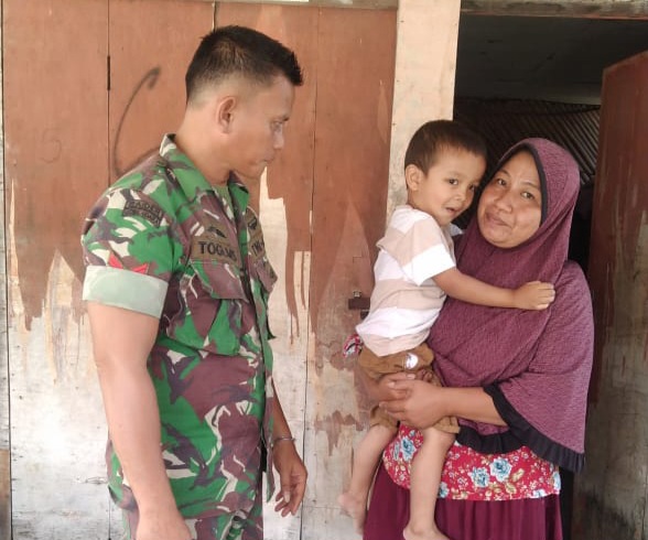 Babinsa Koptu Togi Sitorus Lakukan Pengecekan Anak Stunting di Kampung Tualang Timur