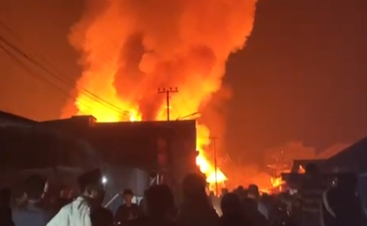 Tarawih Berubah Panik! Kebakaran Dahsyat Hanguskan 13 Toko Emas dan Kios di Pasar Peranap Inhu