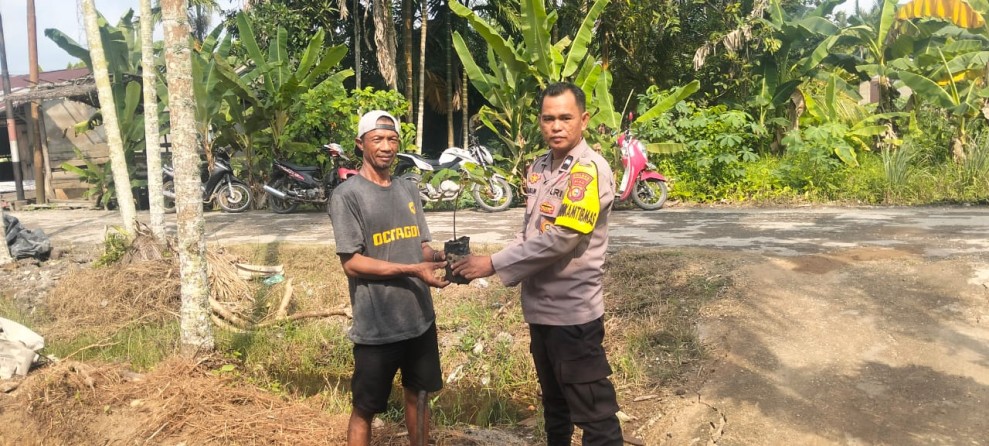 Green Policing, Polsek Reteh Ajak Warga Lestarikan Lingkungan