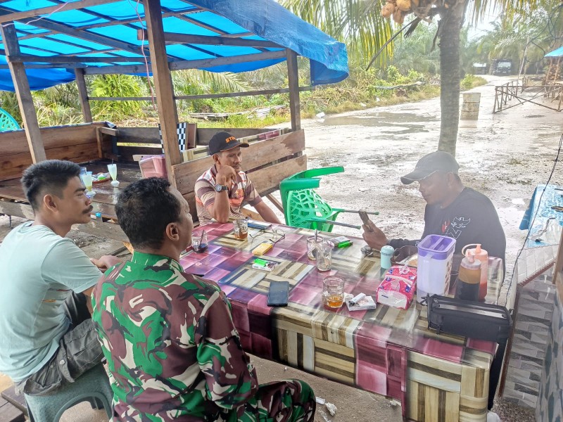 Babinsa Serda Heppy Setyawan Gelar Komsos Kesehatan di Kampung Tasik Betung