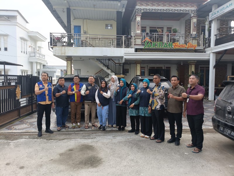 Jalan Terputus dan Longsor Mengancam, Ketua TP PKK Rohil Tetap Salurkan Bantuan ke Malalak