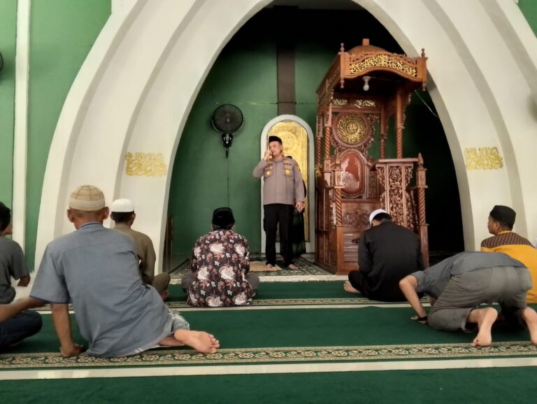 Usai Sholat Jumat, Kapolsek Perhentian Raja Ingatkan Jemaah: Jauhi Bakar Lahan, Itu Bisa Dipidana