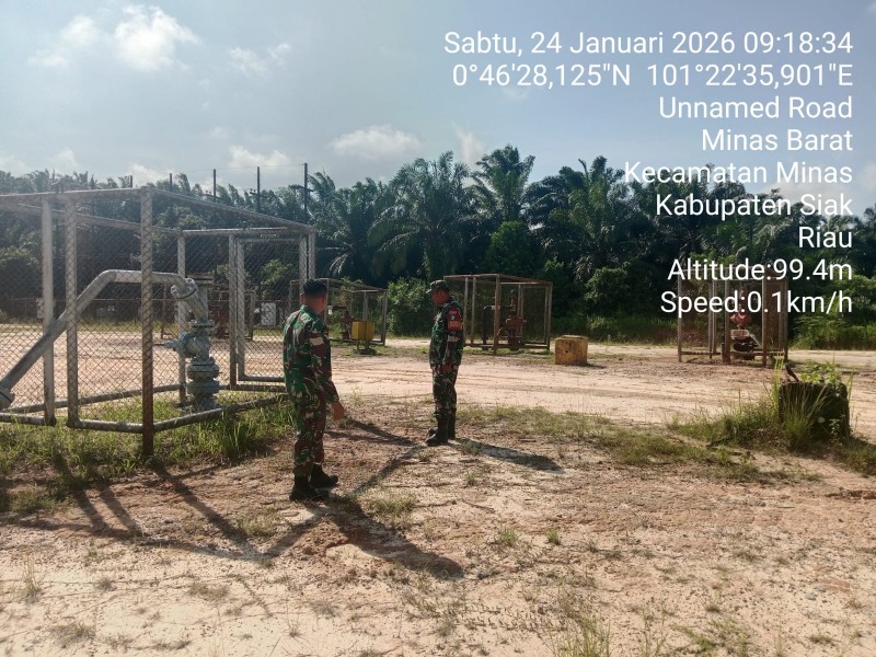 Babinsa Sertu Sugiarto, Serda Holmes P, dan Koptu AKP Hutagalung Laksanakan Patroli dan Komsos Penguatan Binter di Minas Field