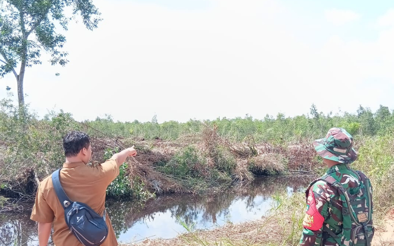 Babinsa Guntung Gencarkan Patroli dan Sosialisasi Karhutla di Medang Kampai