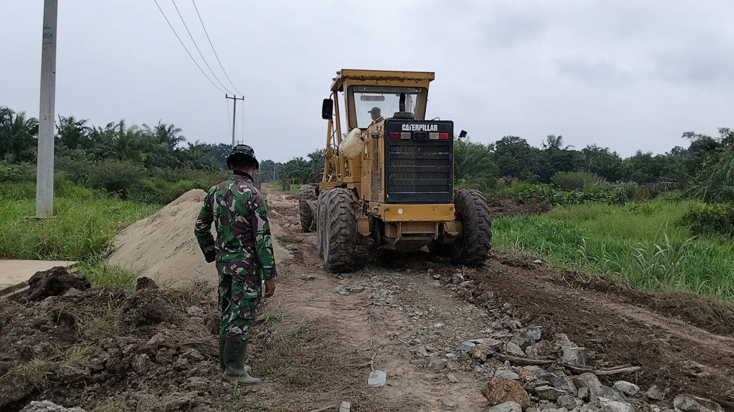 Fokus pada Kualitas Jalan Sasaran TMMD Ke-129, Satgas Kodim 0313/KPR Kerahkan 7 Unit Dump Truck Ratakan Batu Pecah