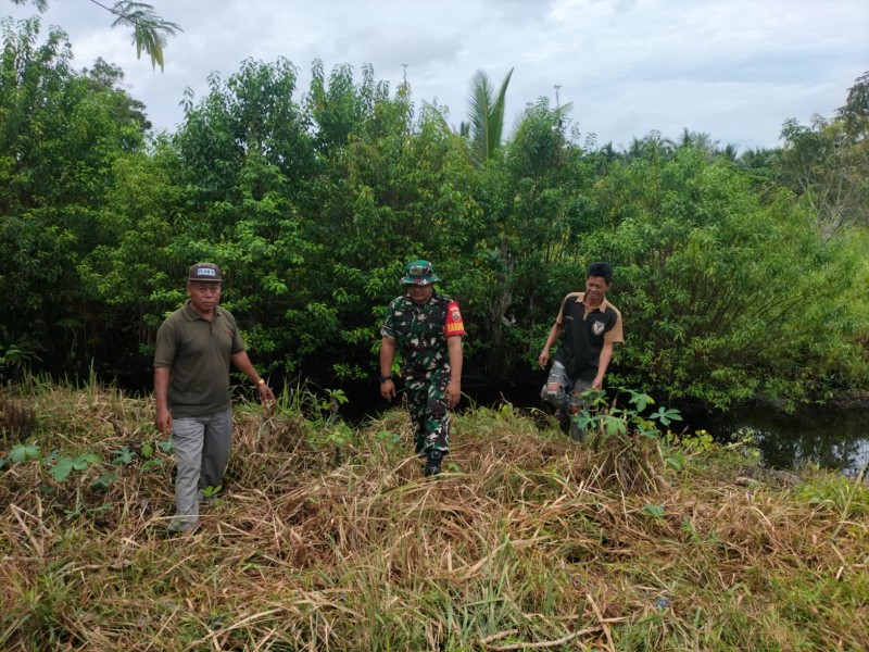 Antisipasi Karhutla, Babinsa Koramil 06/Kateman Himbau Warga Tidak Buka Lahan dengan Cara Membakar