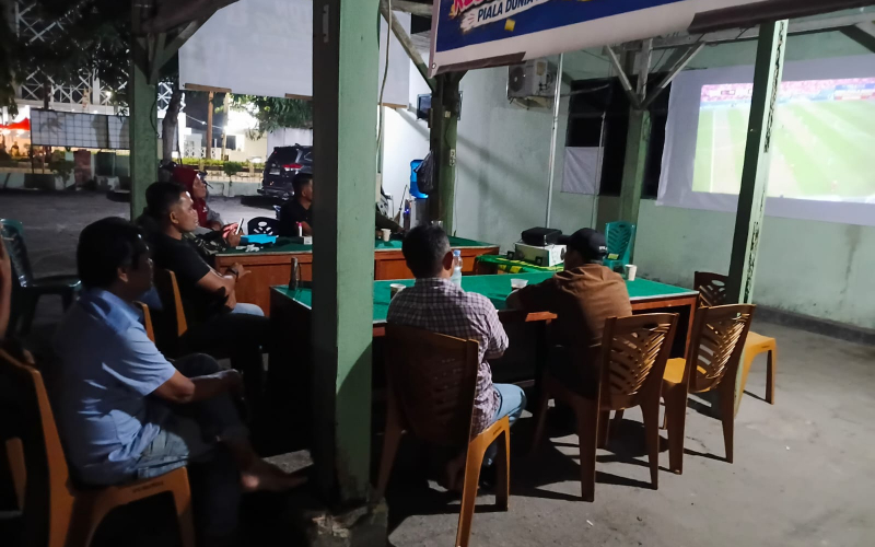 Perkuat Silaturahmi dan Kebersamaan, Koramil 01 Dumai Gelar Nobar Piala Dunia Bersama Warga