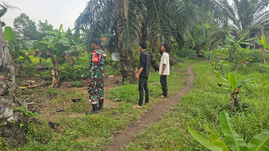 Sertu Lendi Piter Sirimba Ajak Warga Desa Air Tawar Jaga Lingkungan Tanpa Bakar Lahan