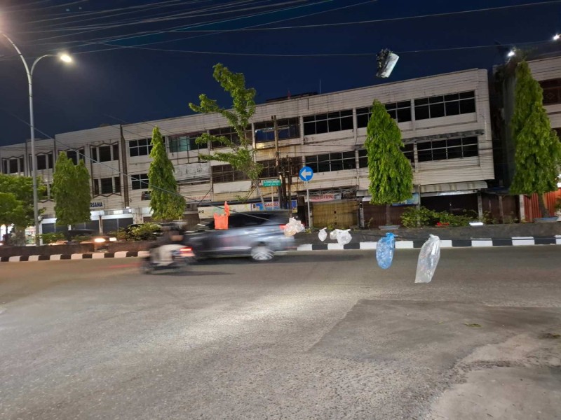 Kabel Melintang di Simpang Jalan Kuau Sukajadi Bahayakan Pengendara, Diikat Plastik Malam Hari