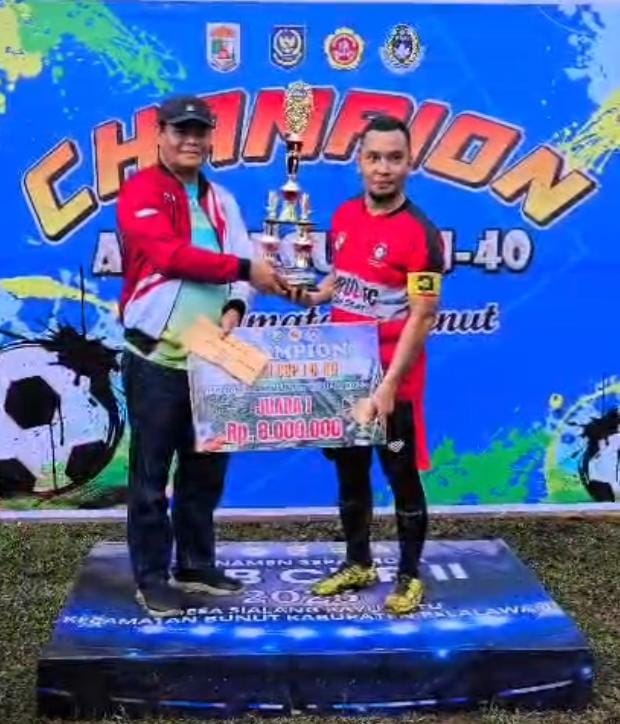 Senator DPD-RI H. Abdul Hamid Resmi tutup Turnamen sepak bola APDESI CUP I U-40 di Desa Sialang Kayu Batu, Kecamatan Bunut, Kabupaten Pelalawan