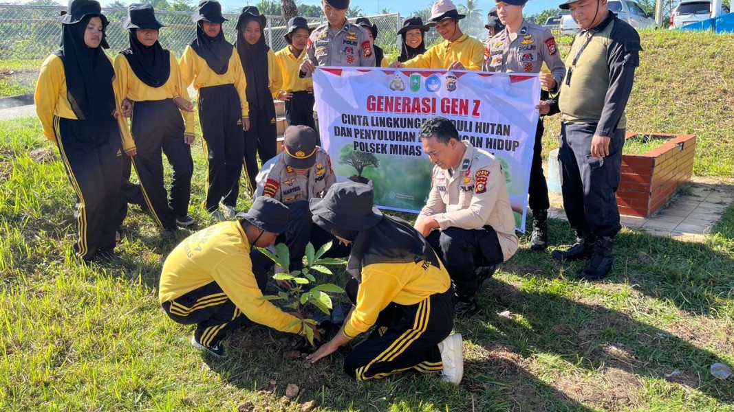 Polsek Minas Gelar Green Policing Bersama Paskibraka, Tanam Bibit Pohon di Lapangan Sepak Bola