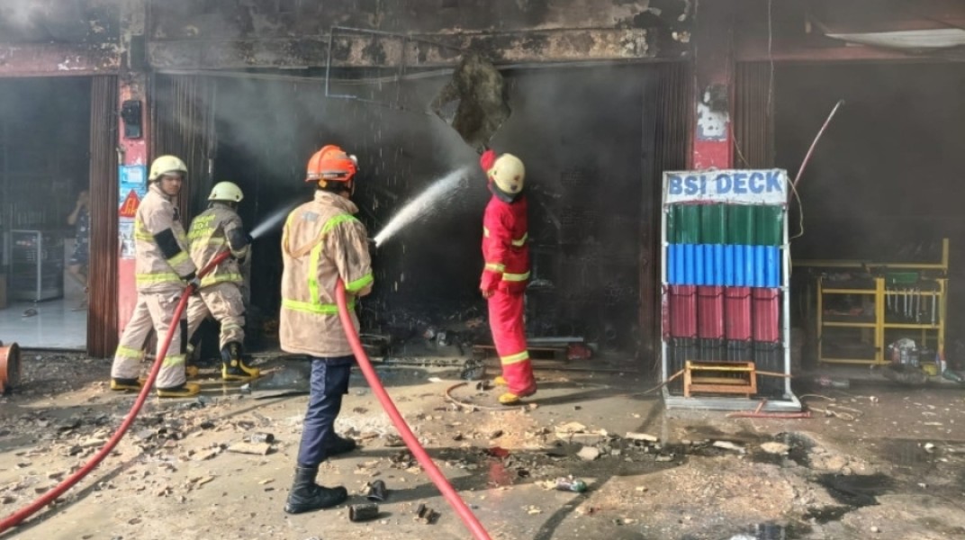 Kebakaran Hanguskan Toko Bangunan Perdana Besi di Pekanbaru, Dua Warga Alami Luka Bakar Ringan