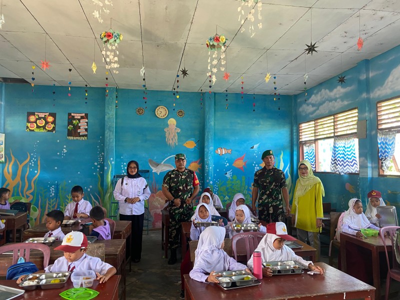 Dukung Pertumbuhan Gizi Anak, Babinsa Koramil 06/Kateman Kembali Dampingi Kegiatan Makan Sehat Bergizi di Sekolah