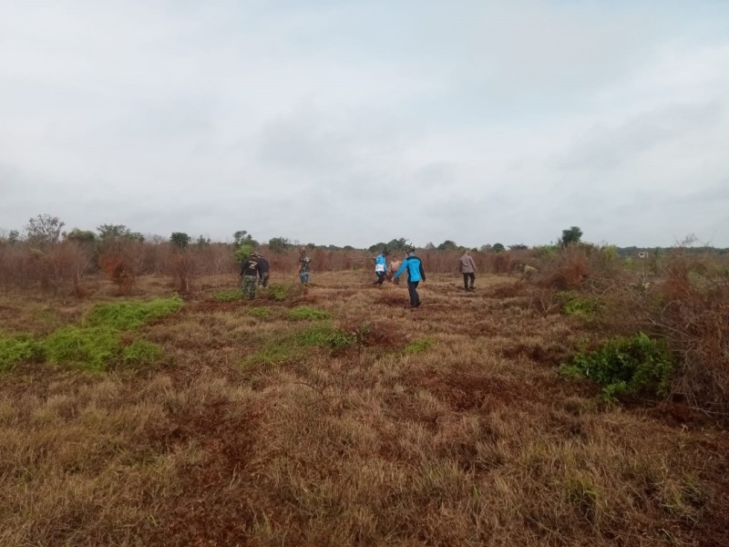 Satgas TMMD ke-126 Kodim 0322/Siak Bangkitkan Semangat Gotong Royong Lewat Pembersihan Lahan Sawah