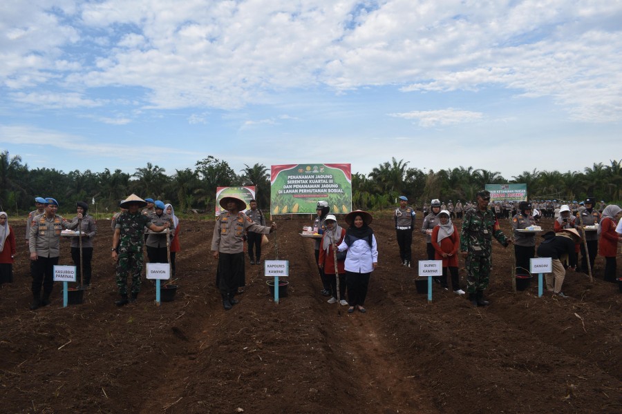 Kapolres Kampar Pimpin Penanaman Jagung Serentak, Dukung Swasembada Pangan Nasional!
