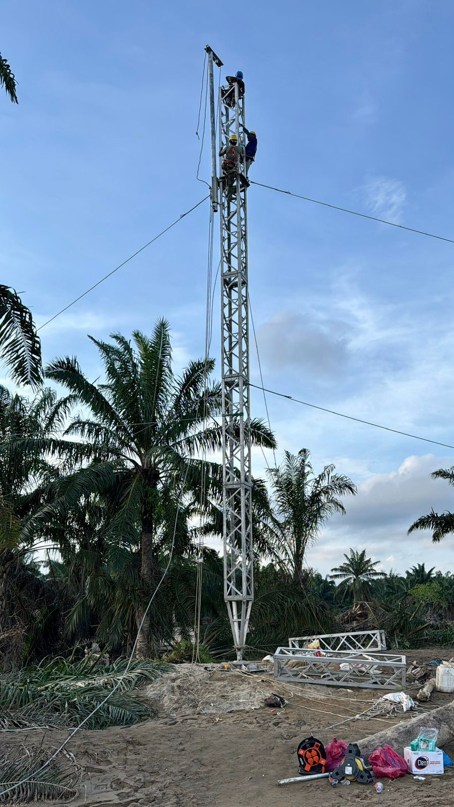 Petugas PLN sedang melakukan pendirian tower darurat transmisi Langsa-Pangkalan Brandan