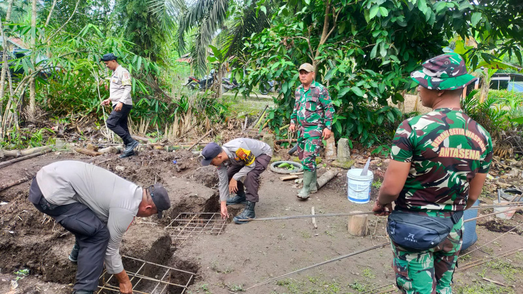 Semangat Kebersamaan TMMD, Personel Kodim 0314/Inhil Bersama Polres Inhil Bersinergi Membangun Desa