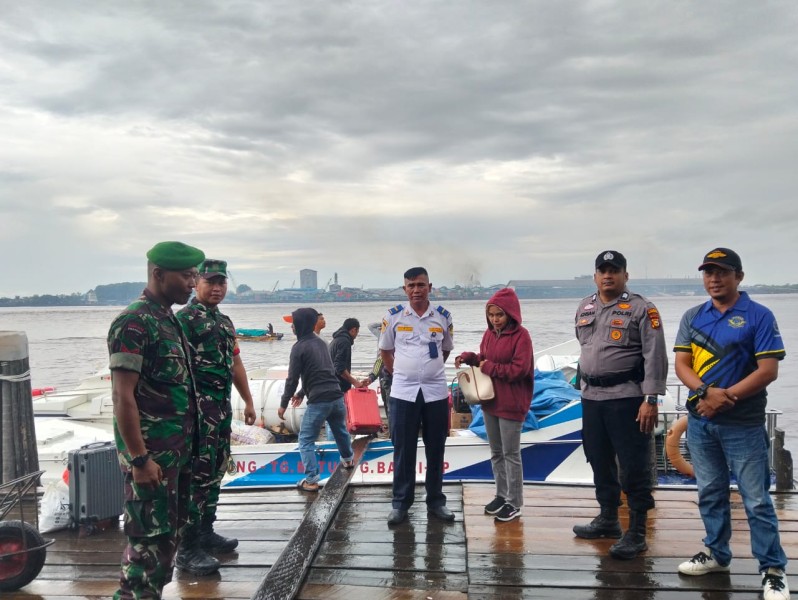 Bersama Instansi Terkait Babinsa Koramil 06/Kateman Perkuat Pengawasan di Sektor Pelabuhan
