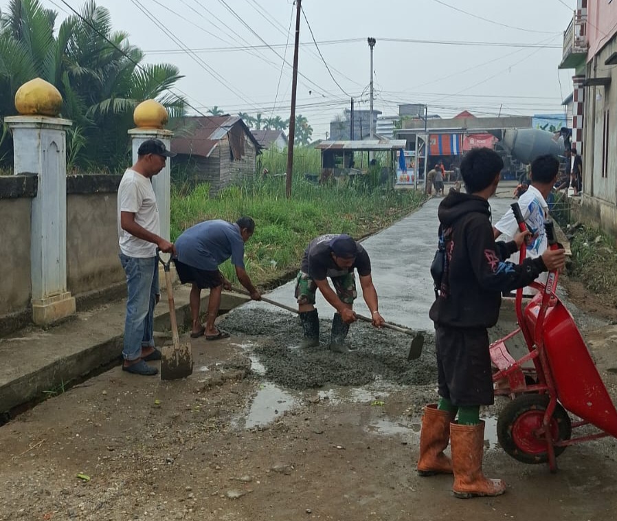 Warga Lr Karya Bersama Parit 16 Gotong Royong Perbaiki Jalan, Soroti Minimnya Perhatian Pemda Inhil