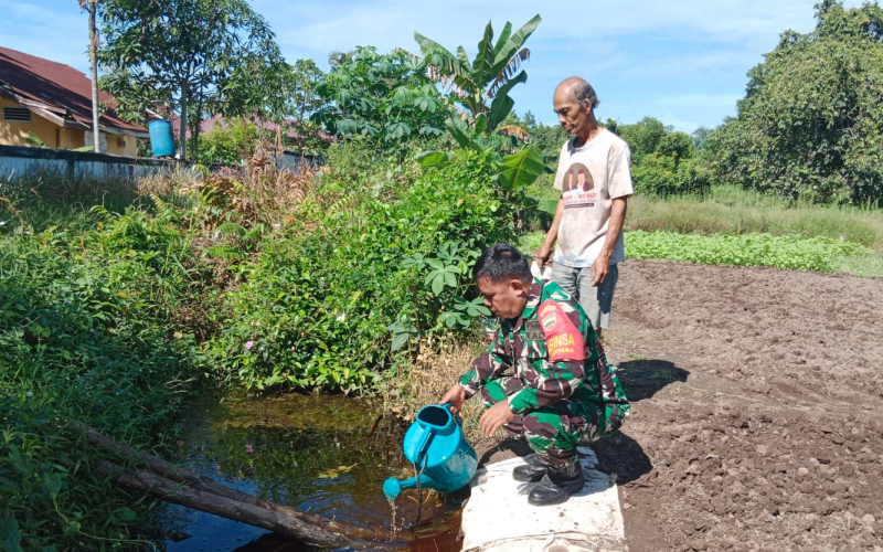 Babinsa Koramil 01 Lakukan Pendampingan dalam Persiapan Lahan Pertanian