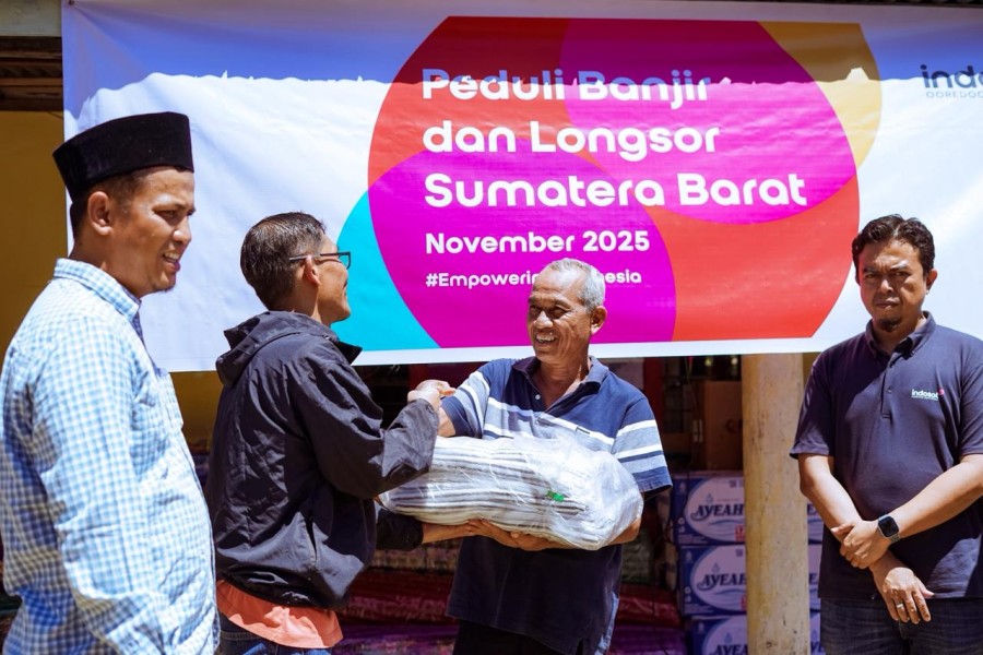 Indosat Salurkan Bantuan Bantu Pemulihan Warga Korban Banjir dan Longsor di Padang Pariaman