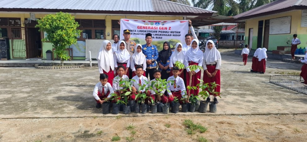 Polres Kampar 'Hijaukan' SDN 018 Bukit Sembilan, Tanam Bibit & Sosialisasi Green Policing, Keren!