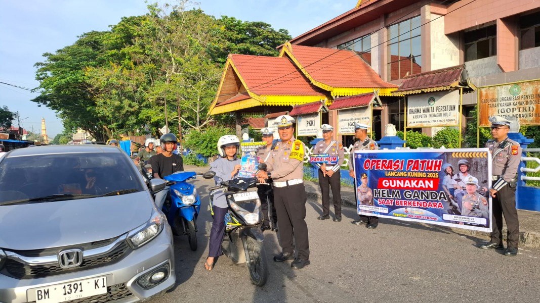 Bagikan Cokelat dan Brosur, Cara Humanis Polres Inhu Edukasi Pengendara