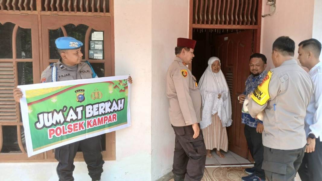 Jumat Barokah Polsek Kampar Berikan Sembako kepada 17 Warga Kurang Mampu di Tanjung Rambutan