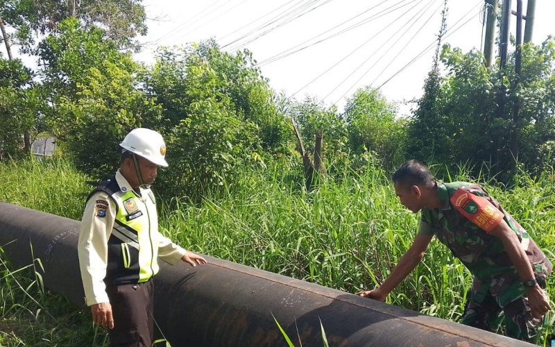 Babinsa dan Security PHR Perkuat Pengamanan Jalur Pipa Minyak di Kota Dumai