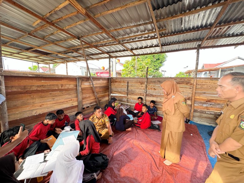Kunjungi Sekolah Berlantai Tanah, Bupati Kampar: Sangat Menyayat Hati Saya