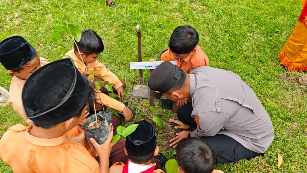 Kapolsek LBJ Ajak Partisipasi Pimpinan Kecamatan Dan Siswa Berkontribusi Dalam Gerakan Tanam 21.000 Pohon
