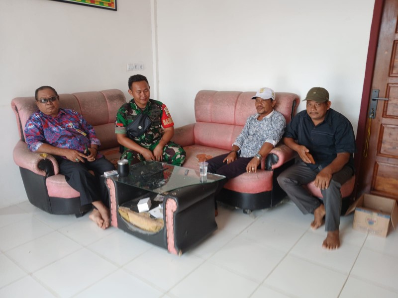 Pererat Sinergi, Babinsa Koramil 06/Kateman Laksanakan Komsos Bersama Aparatur Desa Tanjung Raja