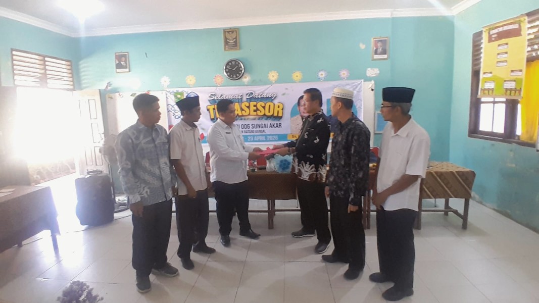 Tim Asesor Laksanakan Visitasi Akreditasi di SDN 006 Sungai Akar