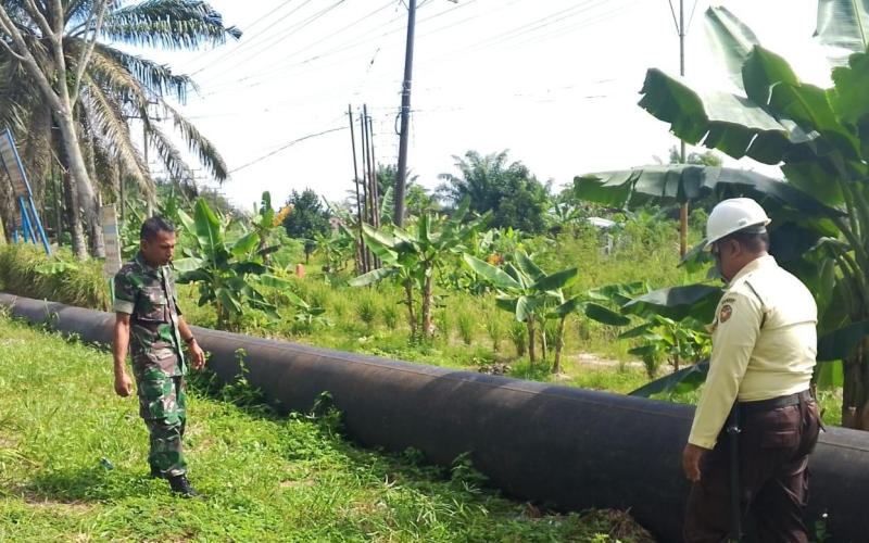 Babinsa Koramil 01/Dumai Bersama PHR Patroli Jalur Pipa Minyak, Pastikan Objek Vital Aman