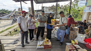 Pemkab Inhil Salurkan Bantuan Logistik bagi Korban Kebakaran Desa Simpang Gaung; Bupati H. Herman Koordinasikan Bantuan Lanjutan
