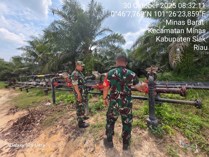 Babinsa Sertu Sugiarto dan Koptu Hutagalung Patroli Kawasan Minas Field, Pastikan Situasi Aman
