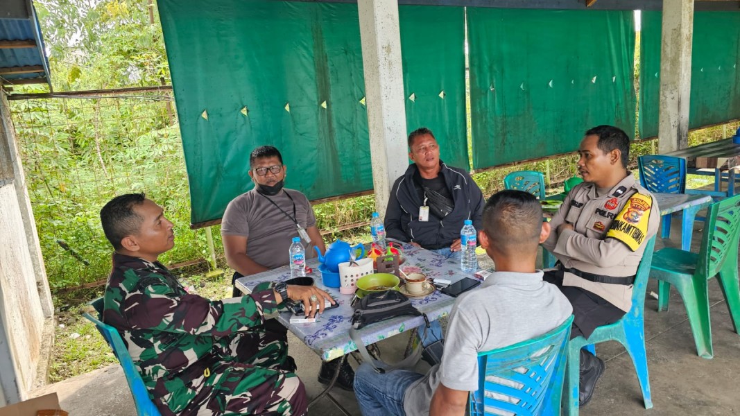Babinsa dan Bhabinkamtibmas Air Tawar Bersinergi Ajak Warga Jaga Kamtibmas