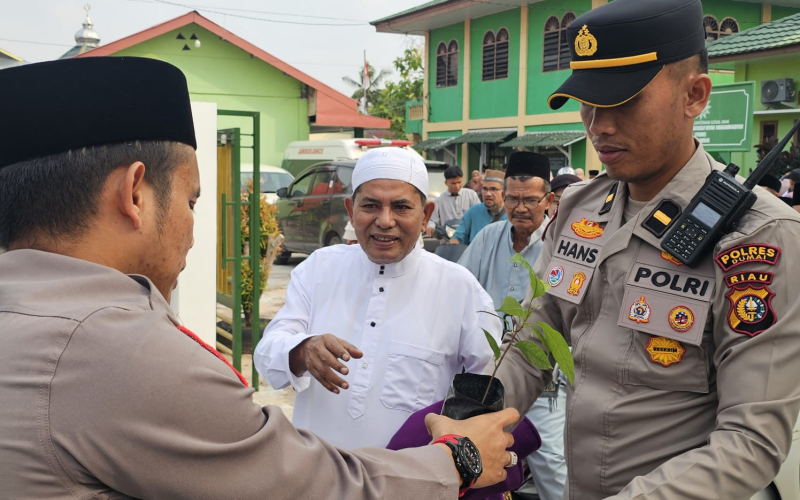 Kapolsek Dumai Timur Pimpin Pembagian THR Tanaman kepada Jemaah Salat Id