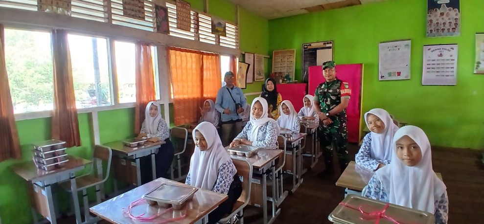 Kawal Kegiatan MBG di Sekolah, Babinsa Koramil 06/Kateman Dukung Generasi Sehat