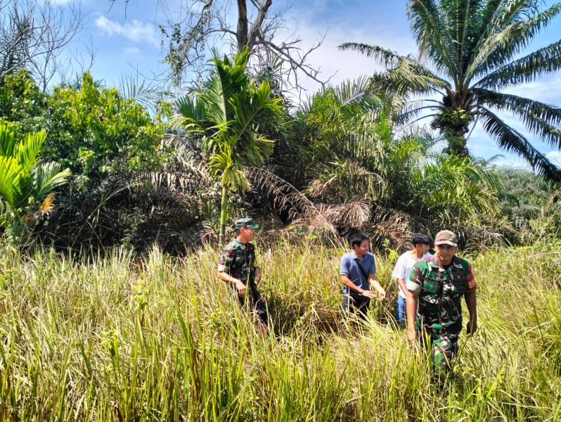 Babinsa Serda Holmes Pasaribu Patroli Karhutla di Kampung Olak, Wilayah Minas Terpantau Aman