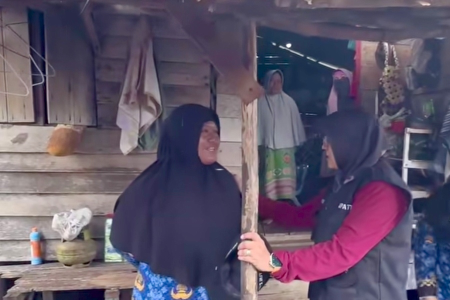 Tangis Bupati Siak Pecah Saat Tinjau Rumah Guru di Dusun Mungkal