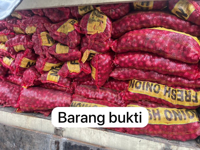 Polsek Teluk Meranti dan  Reskrim Polres Pelalawan Gagalkan Penyelundupan 887 Karung Bawang Ilegal di Teluk Meranti