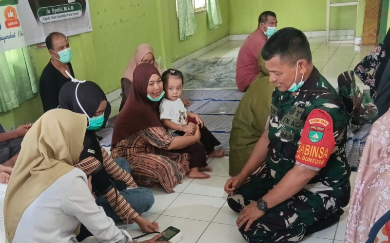 Ratusan Warga Guntung Ikuti Pemeriksaan Kesehatan Gratis, Babinsa Turut Dampingi