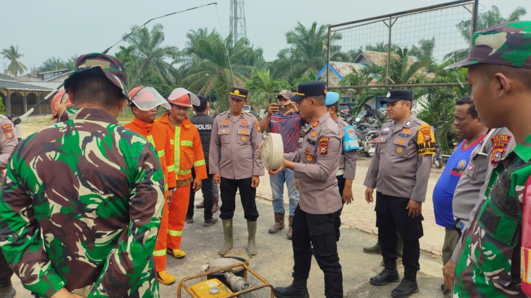 Antisipasi Karhutla, Kapolsek Pujud Pimpin Apel Bersama Libatkan TNI dan MPA Perusahaan