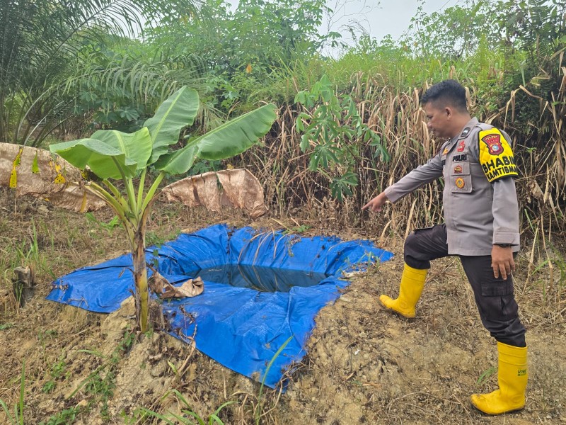 Antisipasi Musim Kemarau, Polsek Minas Dampingi Kelompok Tani Siapkan Embung Air untuk Lahan Jagung Pipil