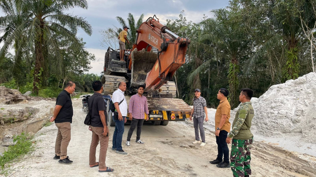 TNI-Polri Gerebek Tambang Ilegal di Sungai Pinang Kampar, 2 Orang Pekerja dan Alat Berat Diamankan