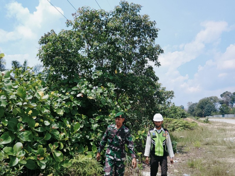 Serda Mayus Maruli Patroli Karhutla di Dusun Lukut Minas, Pastikan Wilayah Aman dari Titik Api