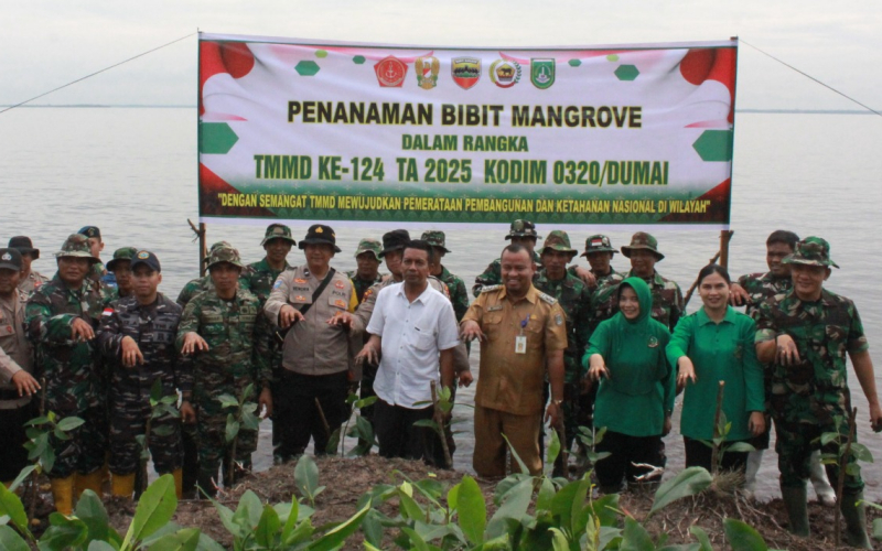 Ratusan Pohon Mangrove Hijaukan Pantai Purnama dalam Semangat TMMD Kodim 0320 Dumai