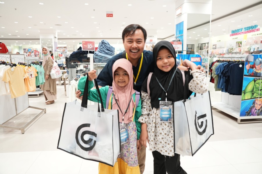 Senyum Haru Anak Yatim di Dumai, Pertamina Ajak Belanja Baju Lebaran