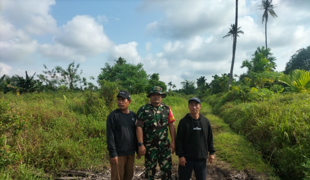 Babinsa Koramil 06/Kateman Laksanakan Patroli Karhutla di Kelurahan Tagaraja